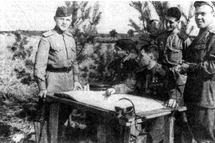 Командир 9-й Гвардейской ИАД подполковник А. И. Покрышкин слушает доклад летчика Н. Л. Трофимова о боевом вылете. 1944 год.