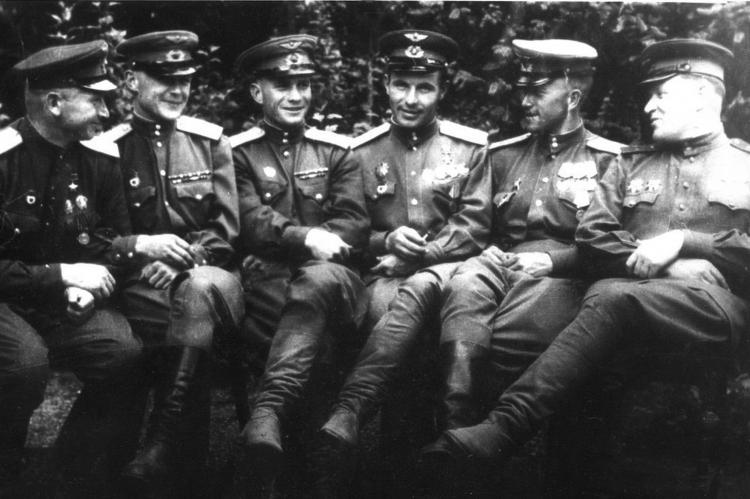 Николай Трофимов четвертый слева. На его груди можно без труда разглядеть Золотую Звезду.  Фото из семейного архива.