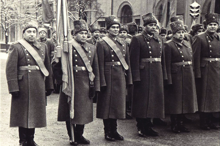 Группа знаменосцев. Николай Трофимов третий слева. Фото из семейного архива.